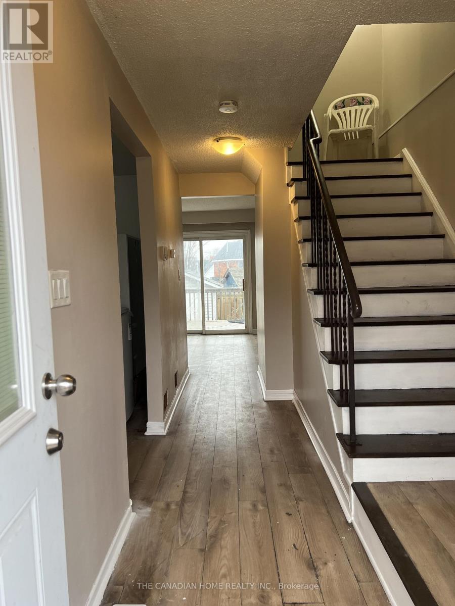 108 Mulcaster Street, Barrie, Ontario  L4M 3M6 - Photo 2 - S12987480