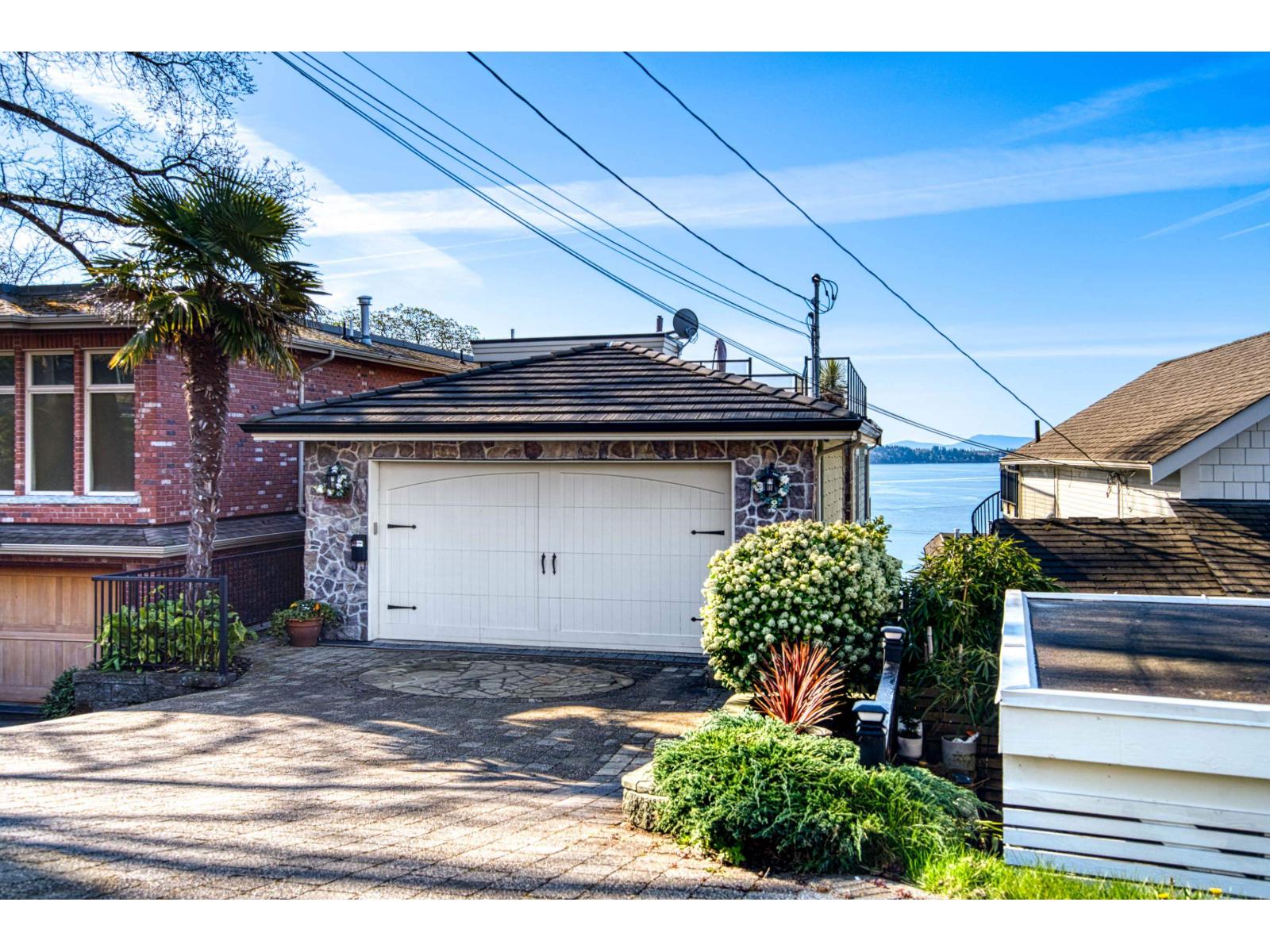 15188 Columbia Avenue, White Rock, British Columbia  V4B 1J3 - Photo 1 - R3109368