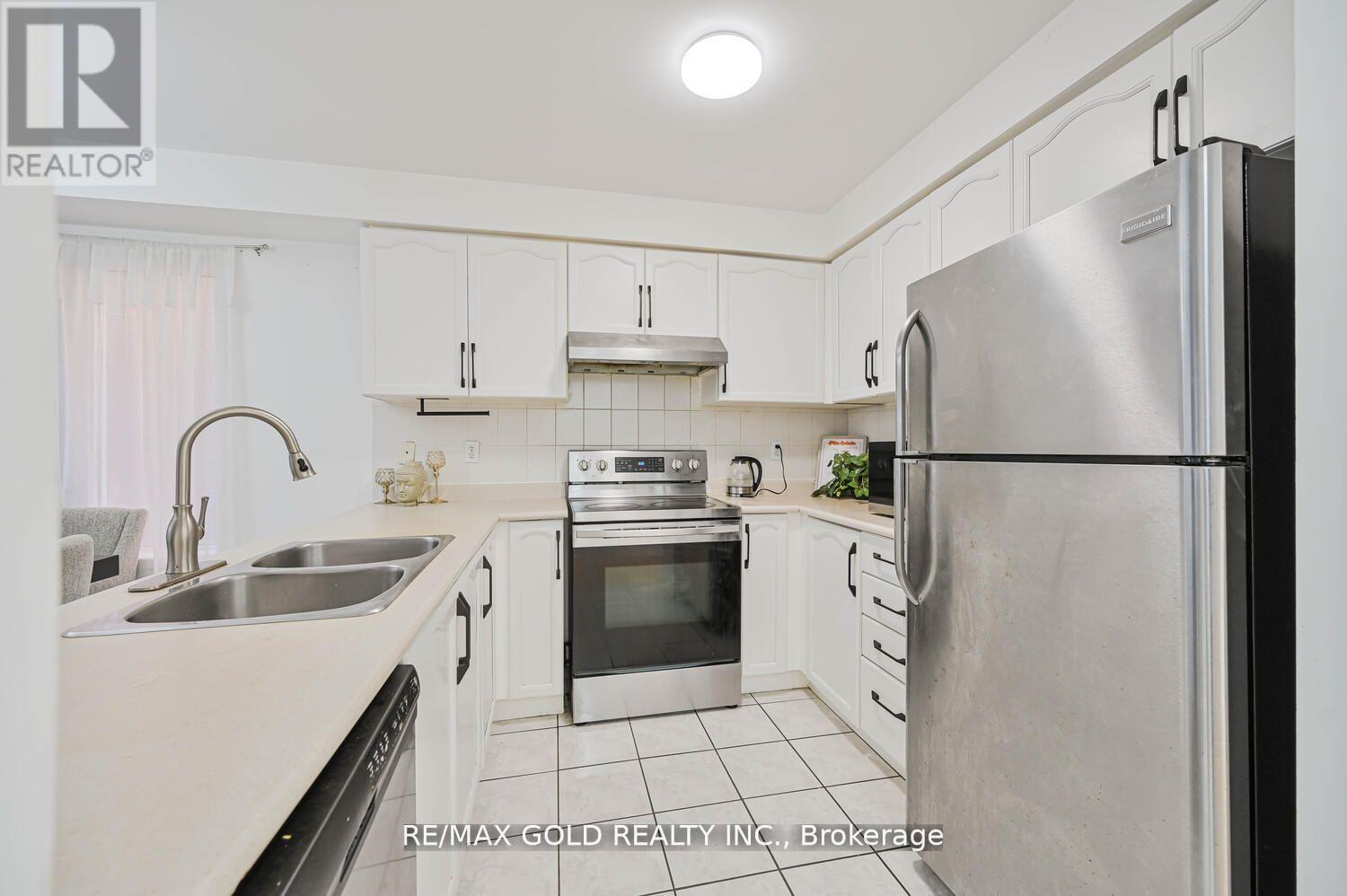 34 Earth Star Trail, Brampton, Ontario  L6R 2P3 - Photo 9 - W12987500