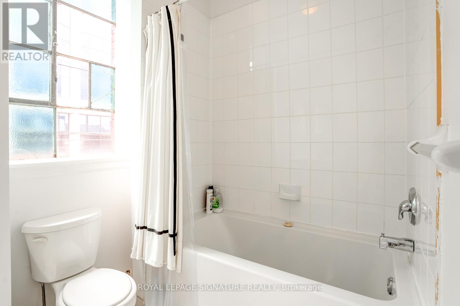 Unit A Upper - 922 King Street W, Toronto, Ontario  M5V 1P5 - Photo 16 - C12987558