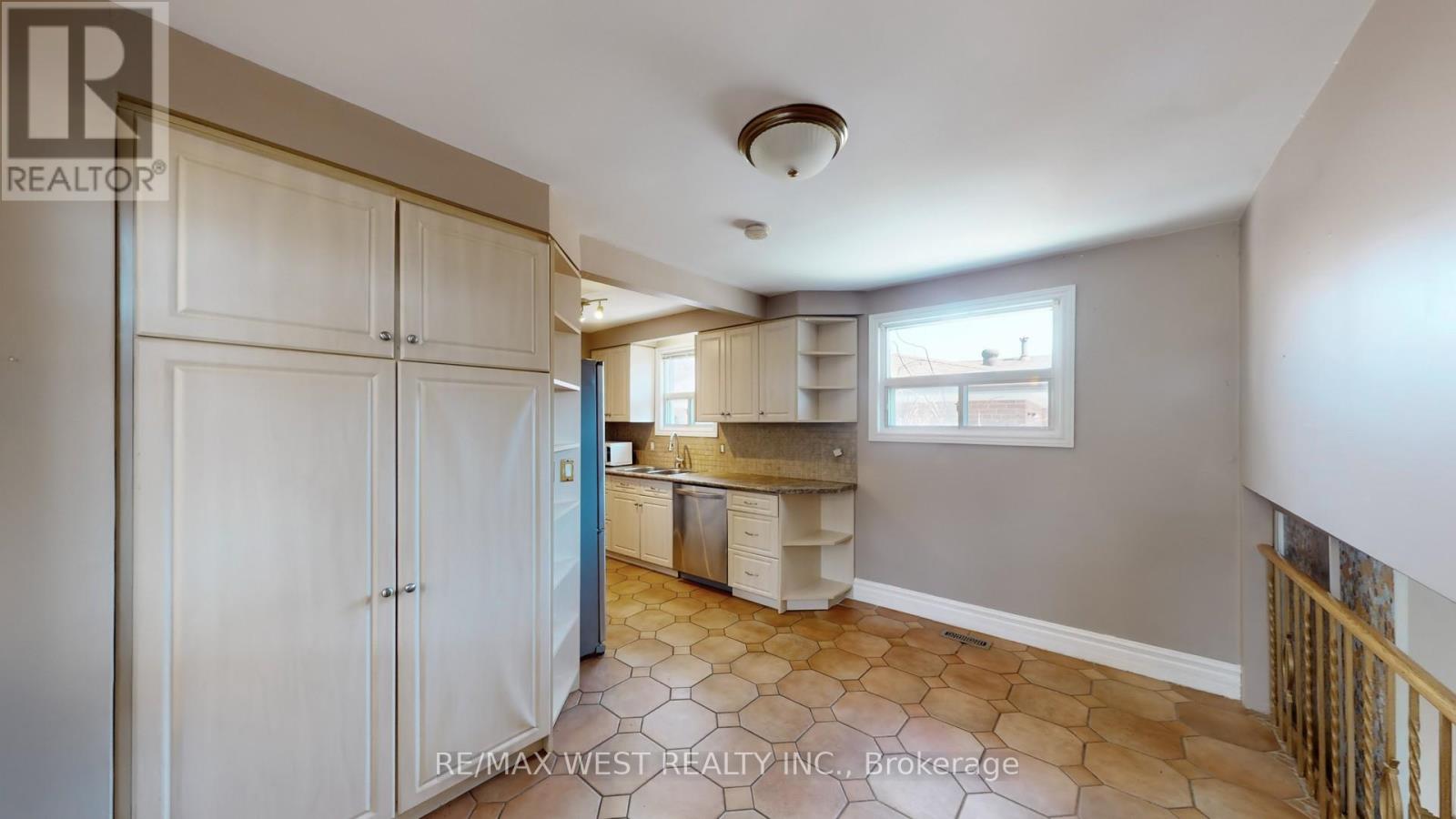 47 Tobermory Drive, Toronto, Ontario  M3N 2R4 - Photo 10 - W12981194