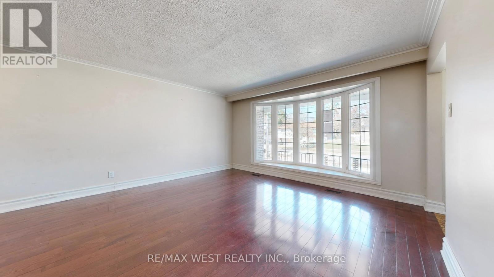 47 Tobermory Drive, Toronto, Ontario  M3N 2R4 - Photo 4 - W12981194