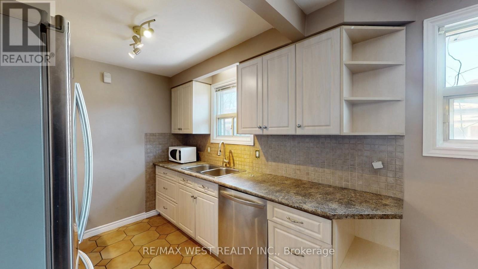 47 Tobermory Drive, Toronto, Ontario  M3N 2R4 - Photo 7 - W12981194