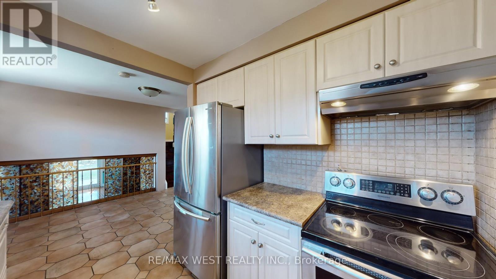 47 Tobermory Drive, Toronto, Ontario  M3N 2R4 - Photo 8 - W12981194