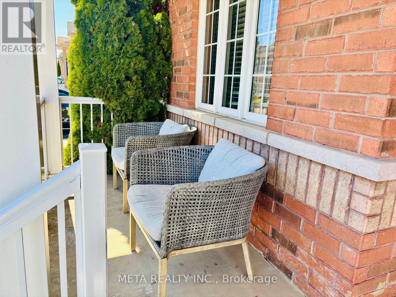 102 Begonia Crescent, Brampton, Ontario  L7A 0M7 - Photo 3 - W12987606