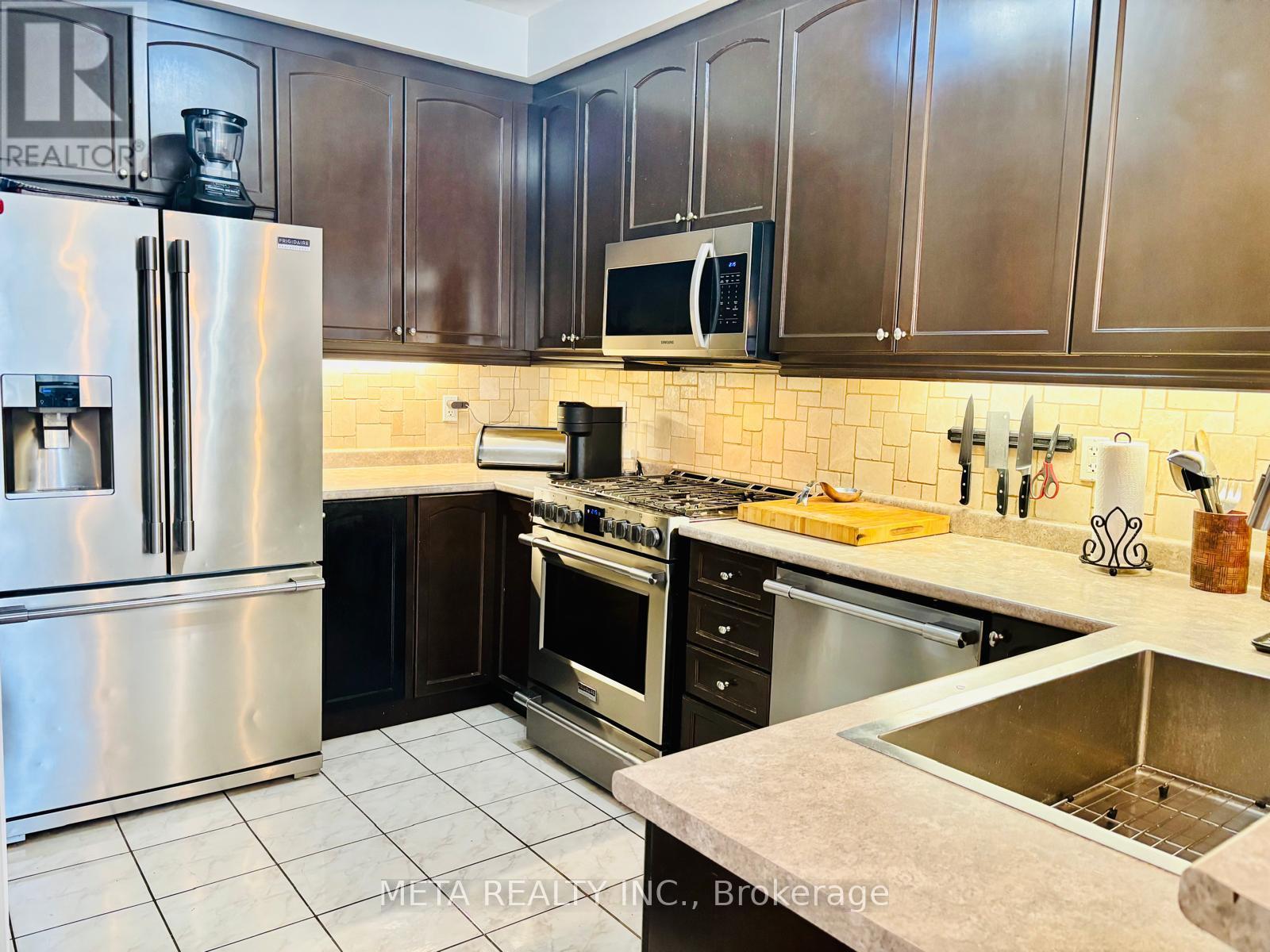 102 Begonia Crescent, Brampton, Ontario  L7A 0M7 - Photo 7 - W12987606