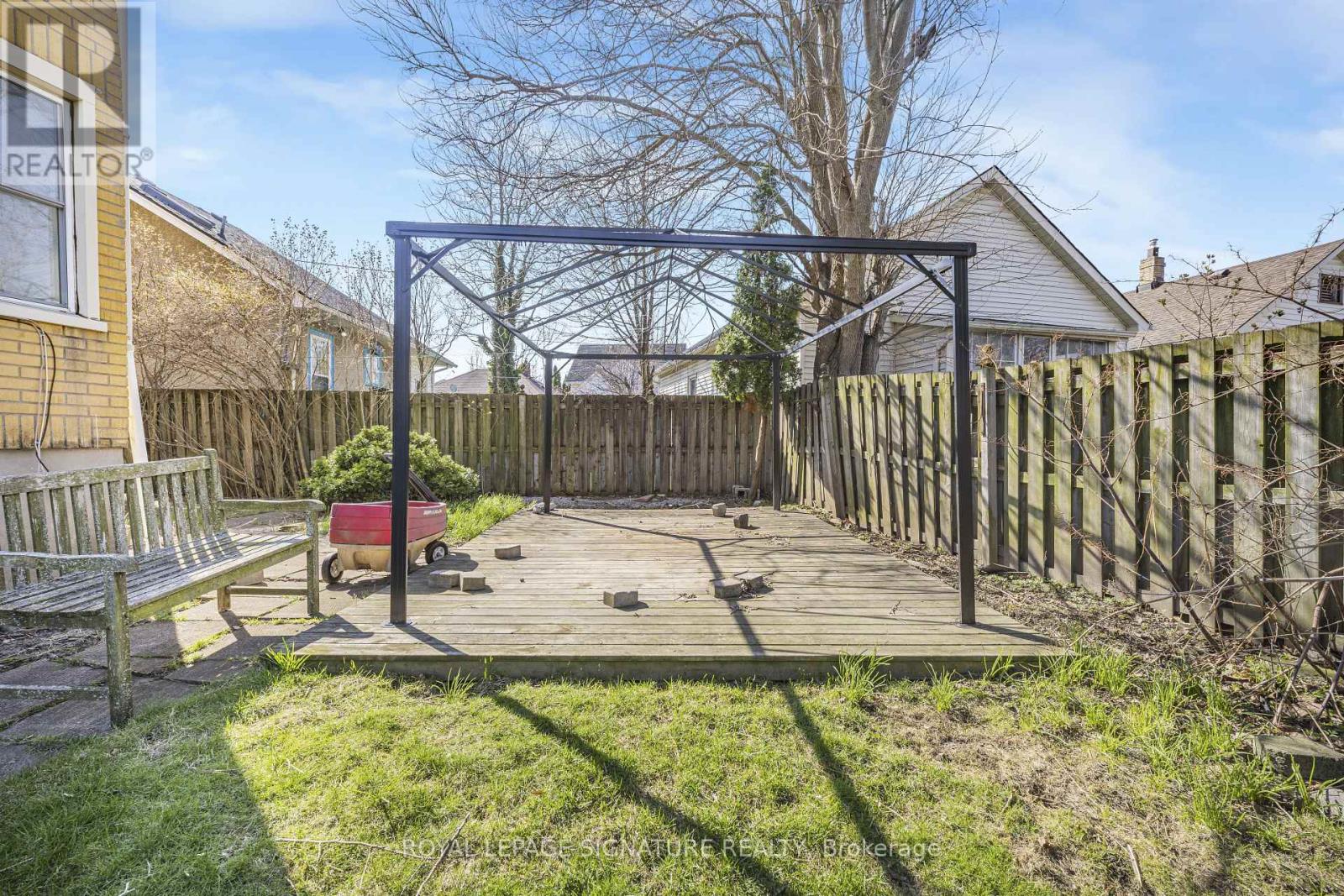 141 York Street, St. Catharines, Ontario  L2R 6E8 - Photo 37 - X12987546