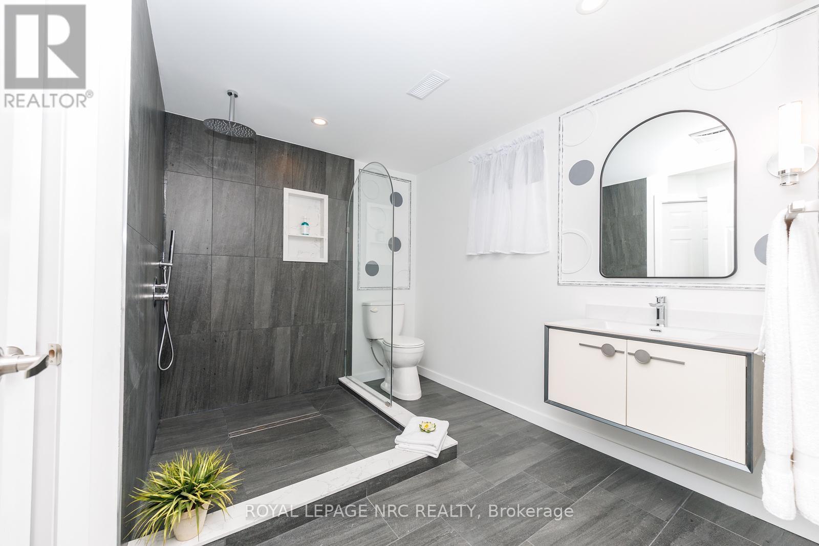 4a Wood Street, St. Catharines, Ontario  L2N 2A9 - Photo 16 - X12908476