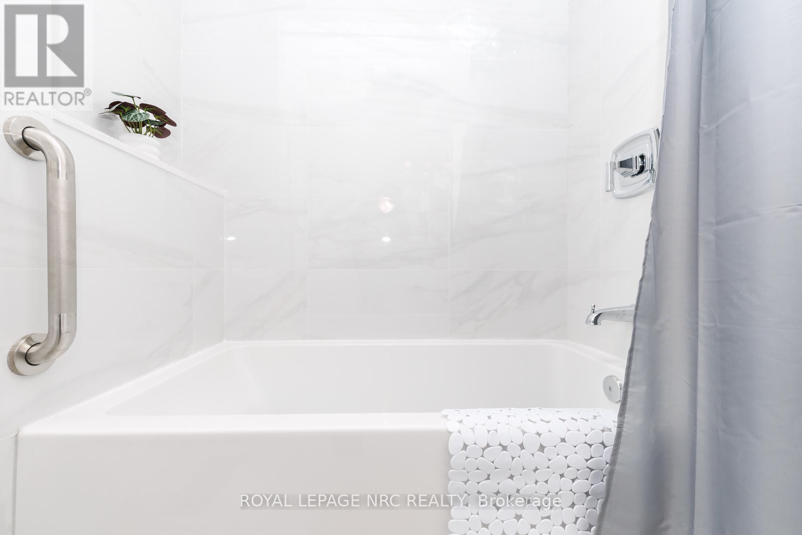 4a Wood Street, St. Catharines, Ontario  L2N 2A9 - Photo 37 - X12908476