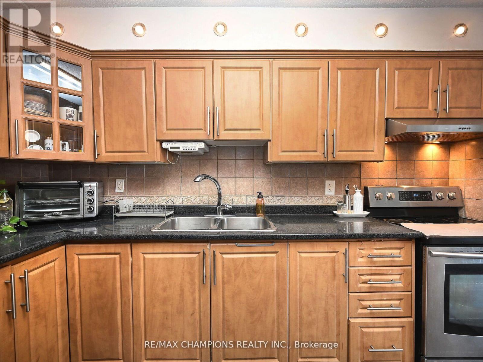 112 - 1050 Stainton Drive E, Mississauga, Ontario  L5C 2T7 - Photo 9 - W12987640