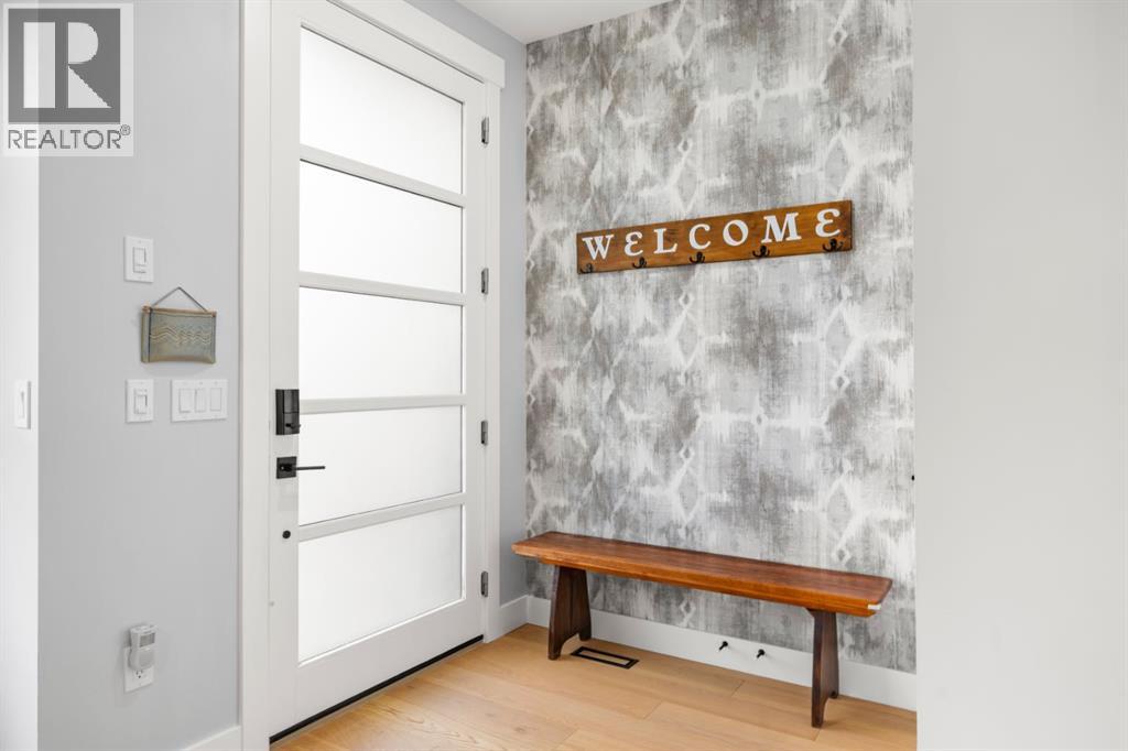 2407 33 Street Sw, Calgary, Alberta  T3E 2T3 - Photo 3 - A2284456