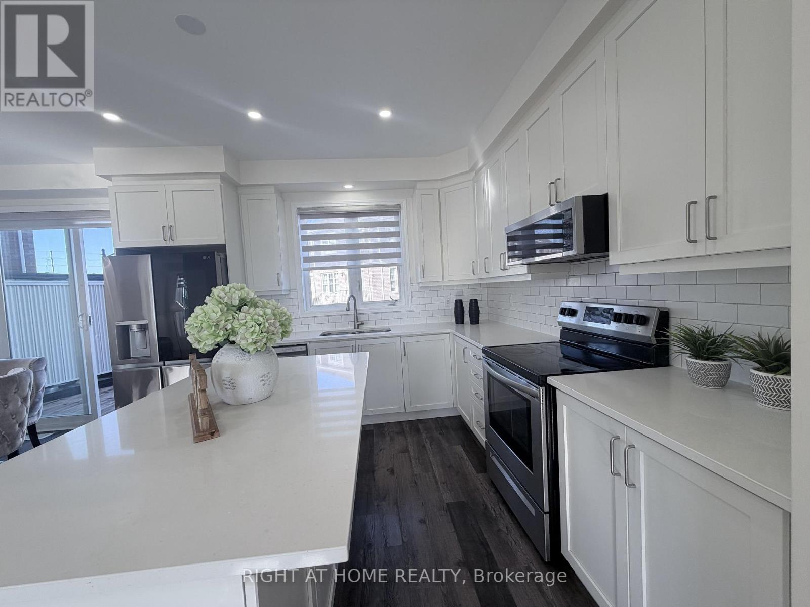 21 - 1222 Rose Way, Milton, Ontario  L9E 1P2 - Photo 10 - W12987392