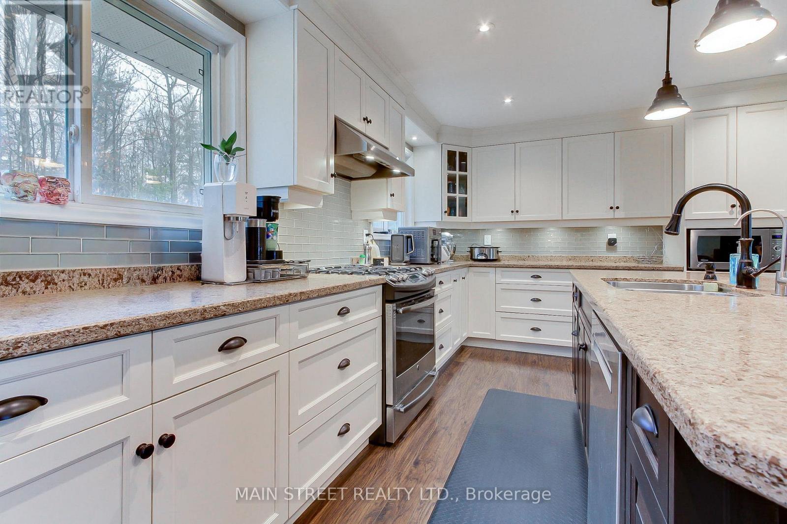 52 Maple Avenue, Georgina, Ontario  L0E 1R0 - Photo 8 - N12987684