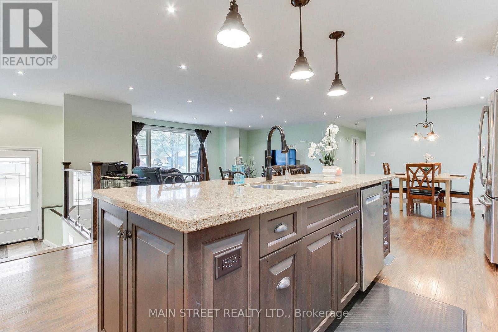 52 Maple Avenue, Georgina, Ontario  L0E 1R0 - Photo 9 - N12987684