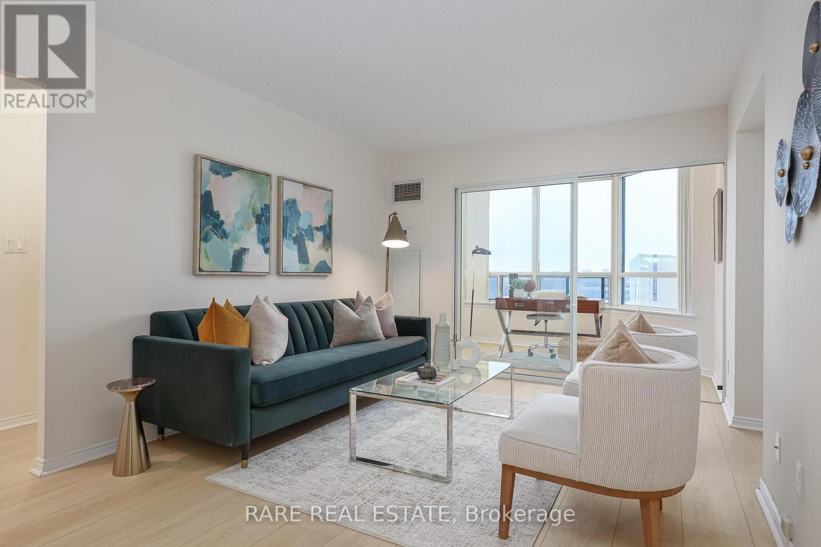 812 - 135 Hillcrest Avenue, Mississauga, Ontario  L5B 4B1 - Photo 2 - W12987666