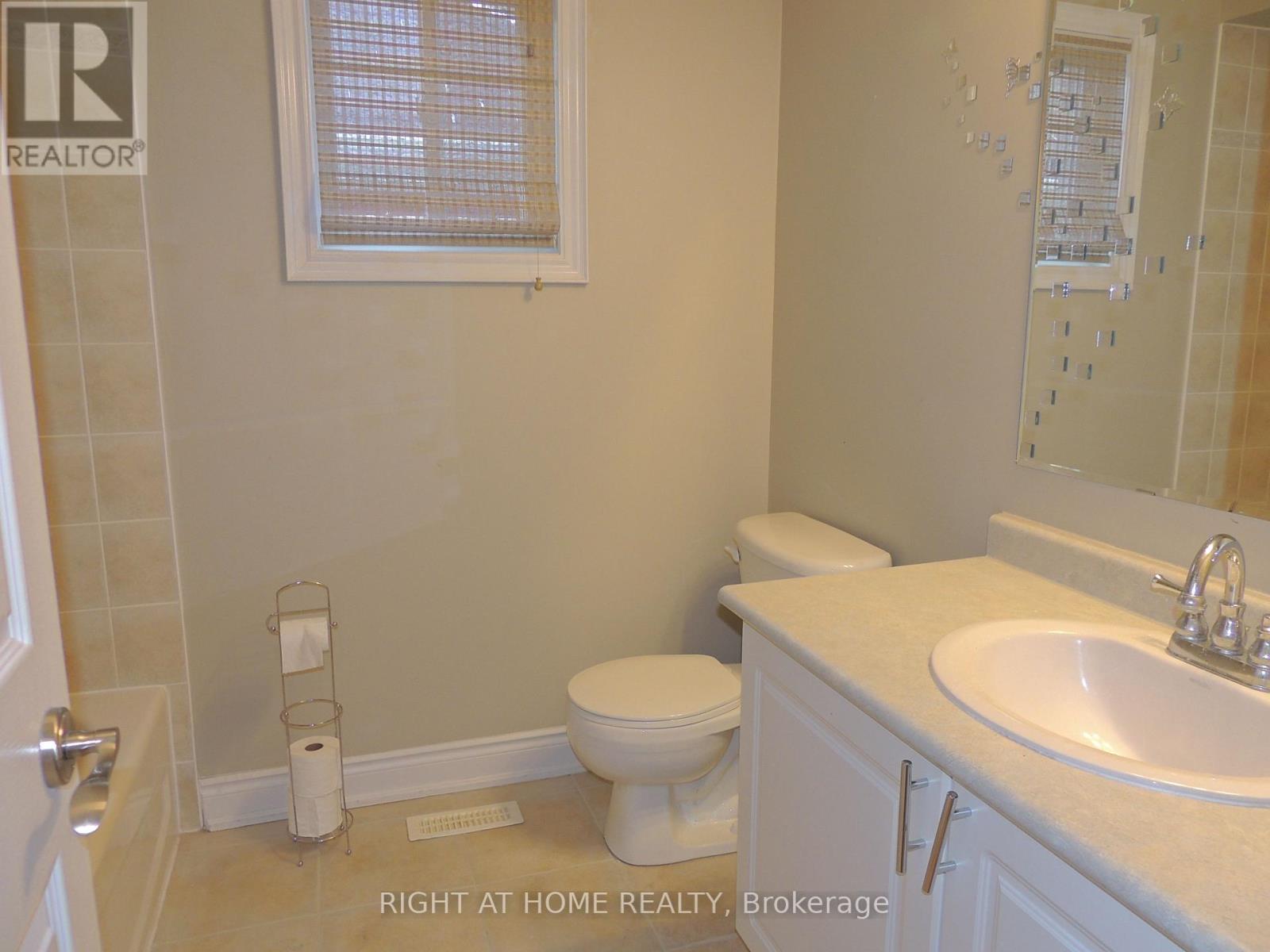 Upper - 42 Westminster Circle N, Barrie, Ontario L4M 0A5 - Photo 12 - S12987696