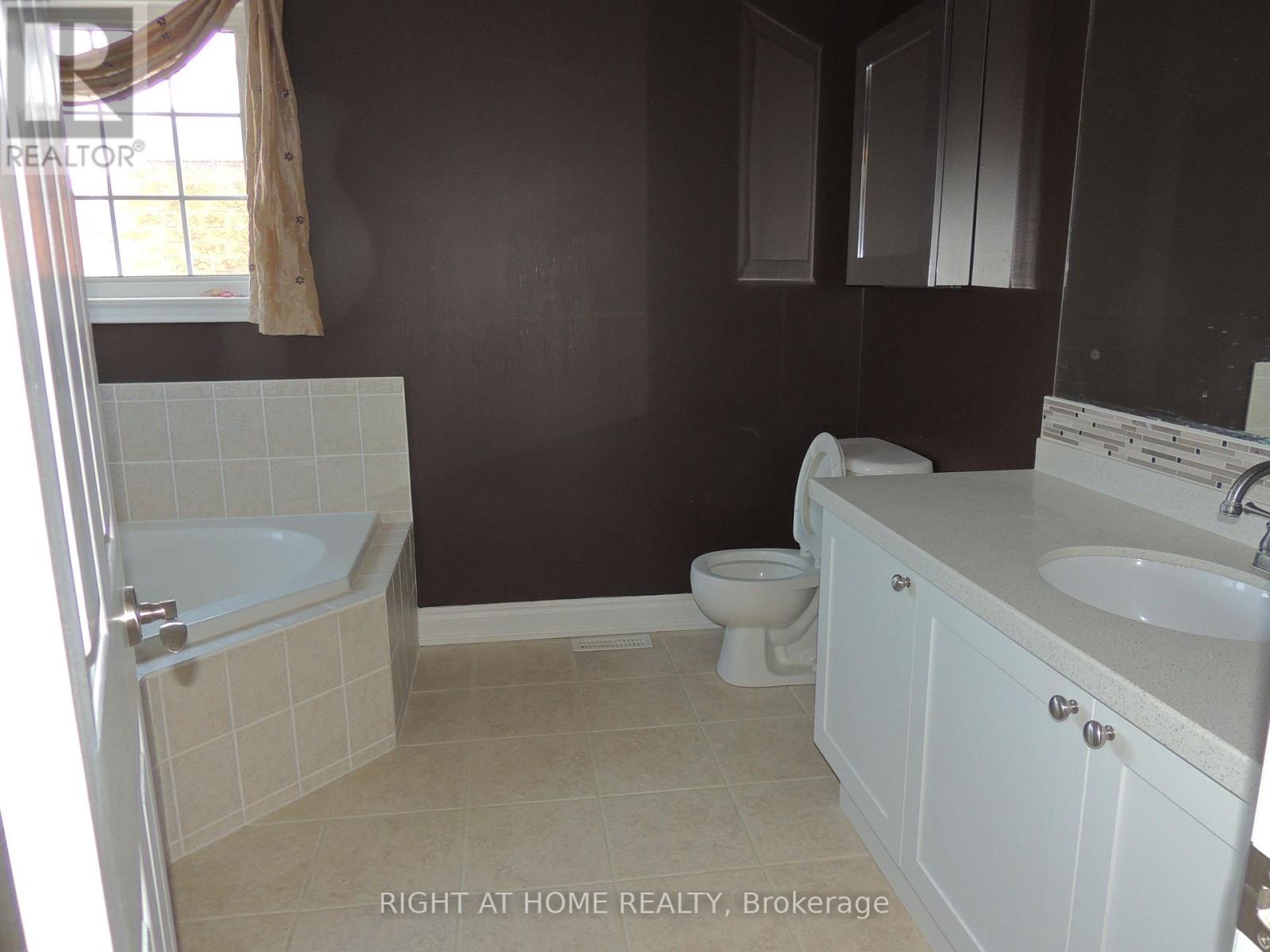 Upper - 42 Westminster Circle N, Barrie, Ontario L4M 0A5 - Photo 15 - S12987696