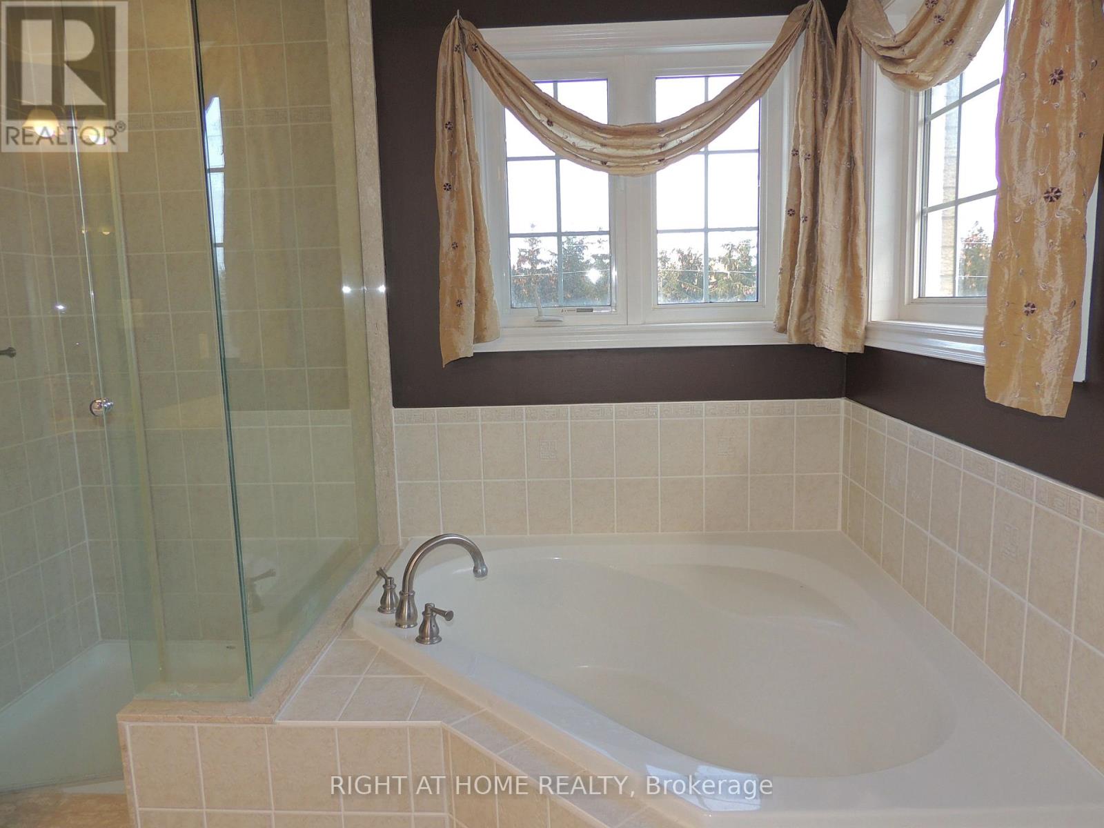 Upper - 42 Westminster Circle N, Barrie, Ontario L4M 0A5 - Photo 16 - S12987696