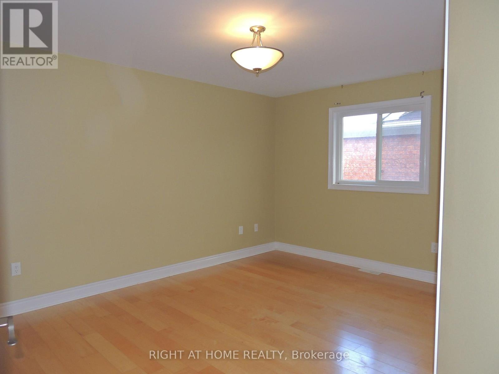 Upper - 42 Westminster Circle N, Barrie, Ontario L4M 0A5 - Photo 17 - S12987696