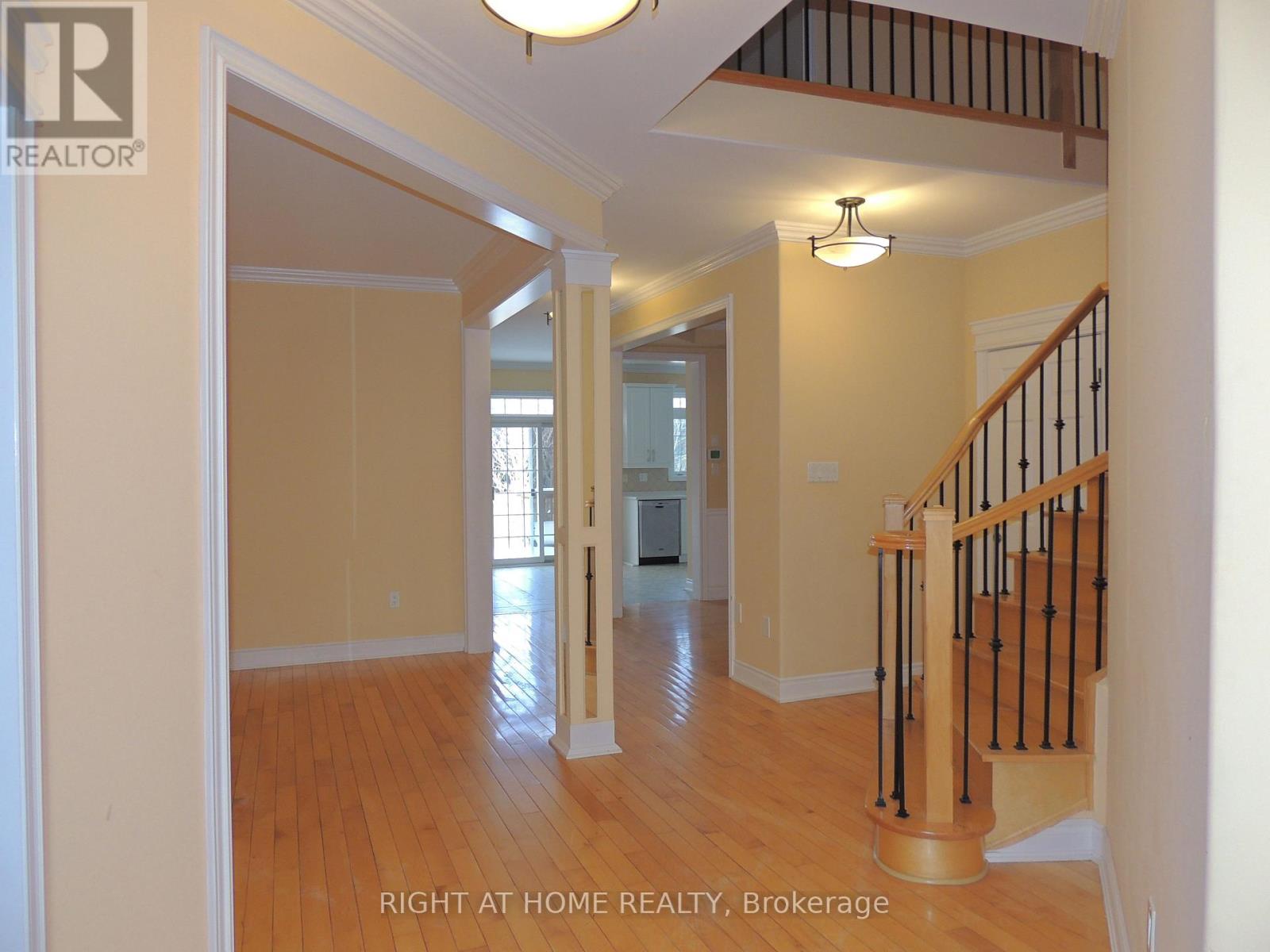 Upper - 42 Westminster Circle N, Barrie, Ontario L4M 0A5 - Photo 2 - S12987696