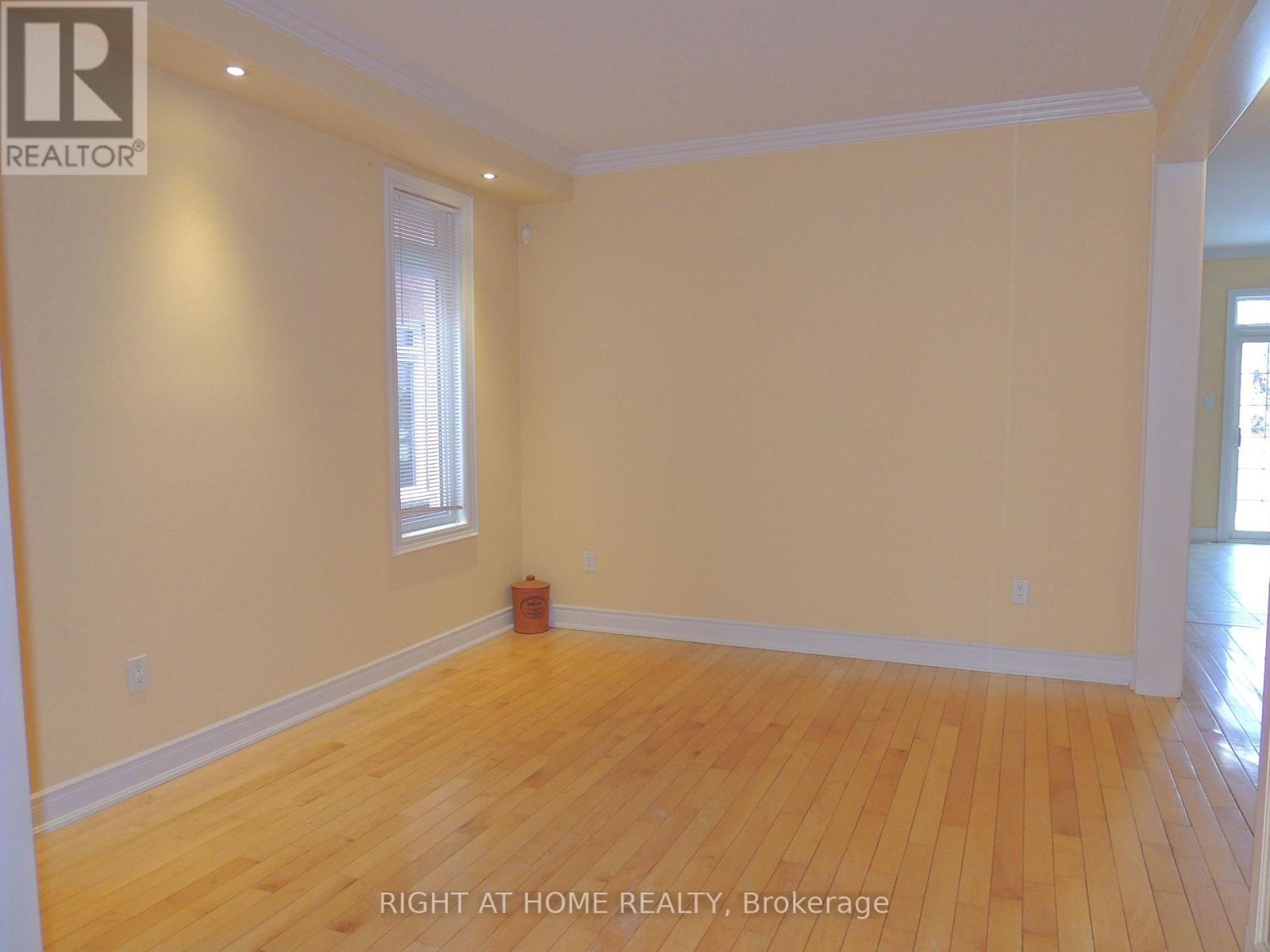 Upper - 42 Westminster Circle N, Barrie, Ontario L4M 0A5 - Photo 3 - S12987696