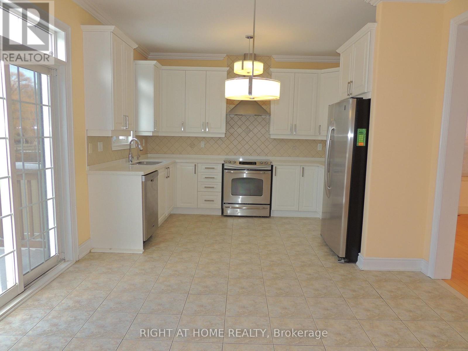 Upper - 42 Westminster Circle N, Barrie, Ontario L4M 0A5 - Photo 4 - S12987696