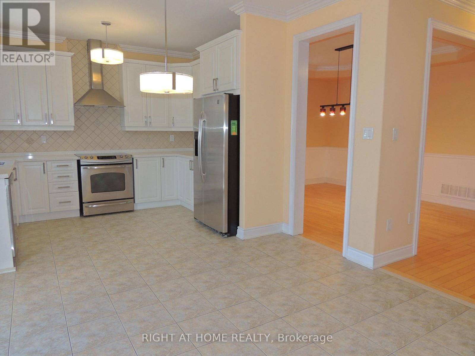 Upper - 42 Westminster Circle N, Barrie, Ontario L4M 0A5 - Photo 5 - S12987696