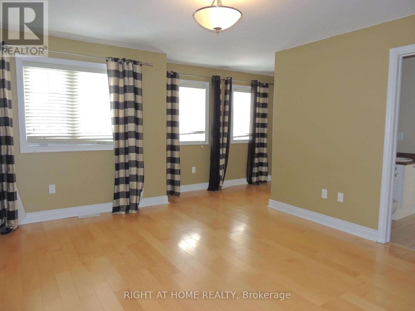 Upper - 42 Westminster Circle N, Barrie, Ontario L4M 0A5 - Photo 9 - S12987696