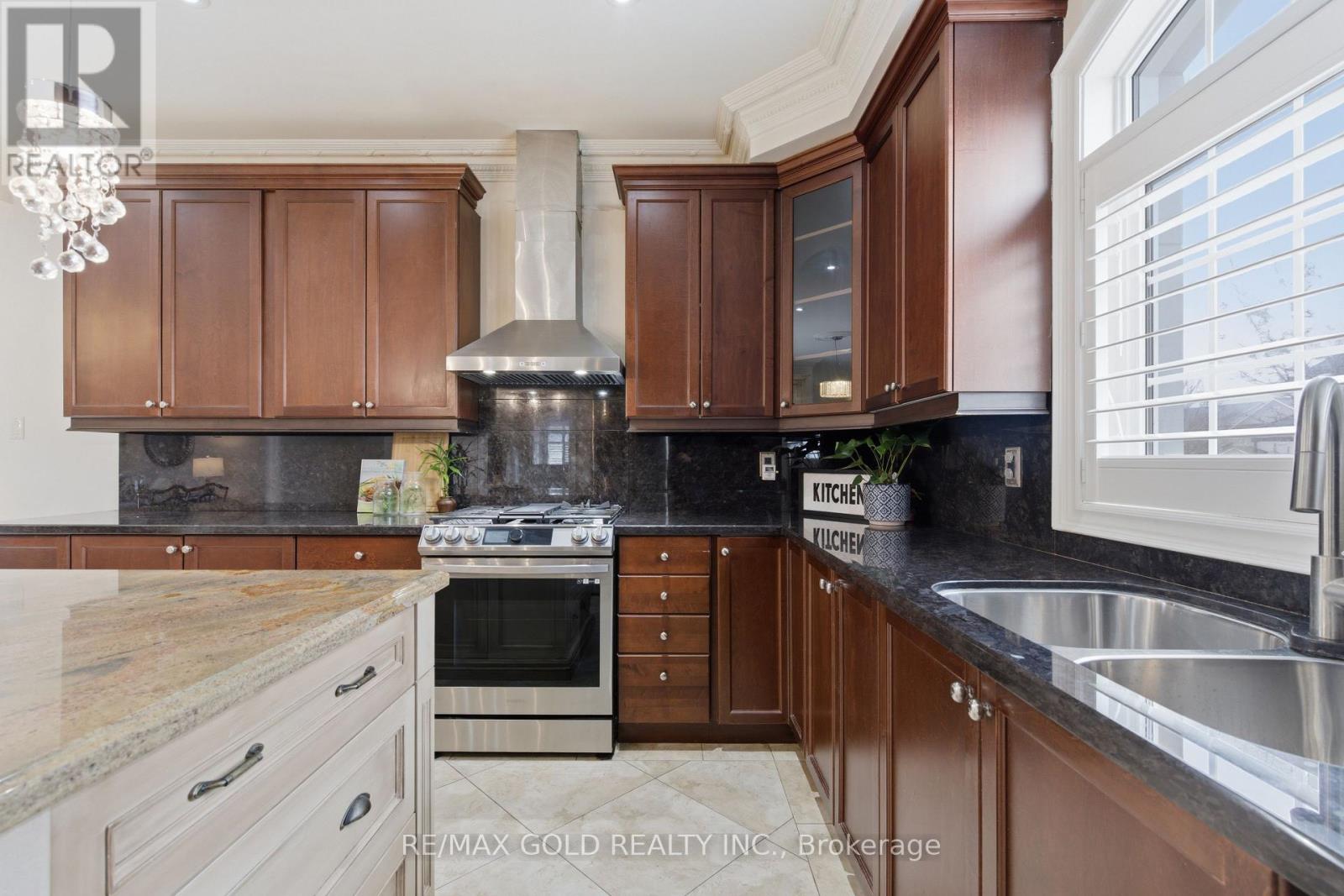 2 Calderstone Road, Brampton, Ontario  L6P 2A4 - Photo 13 - W12980560