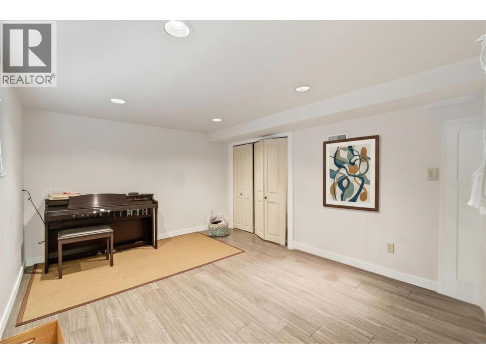 3977 Forest Street, Burnaby, British Columbia  V5G 1W7 - Photo 13 - R3108103