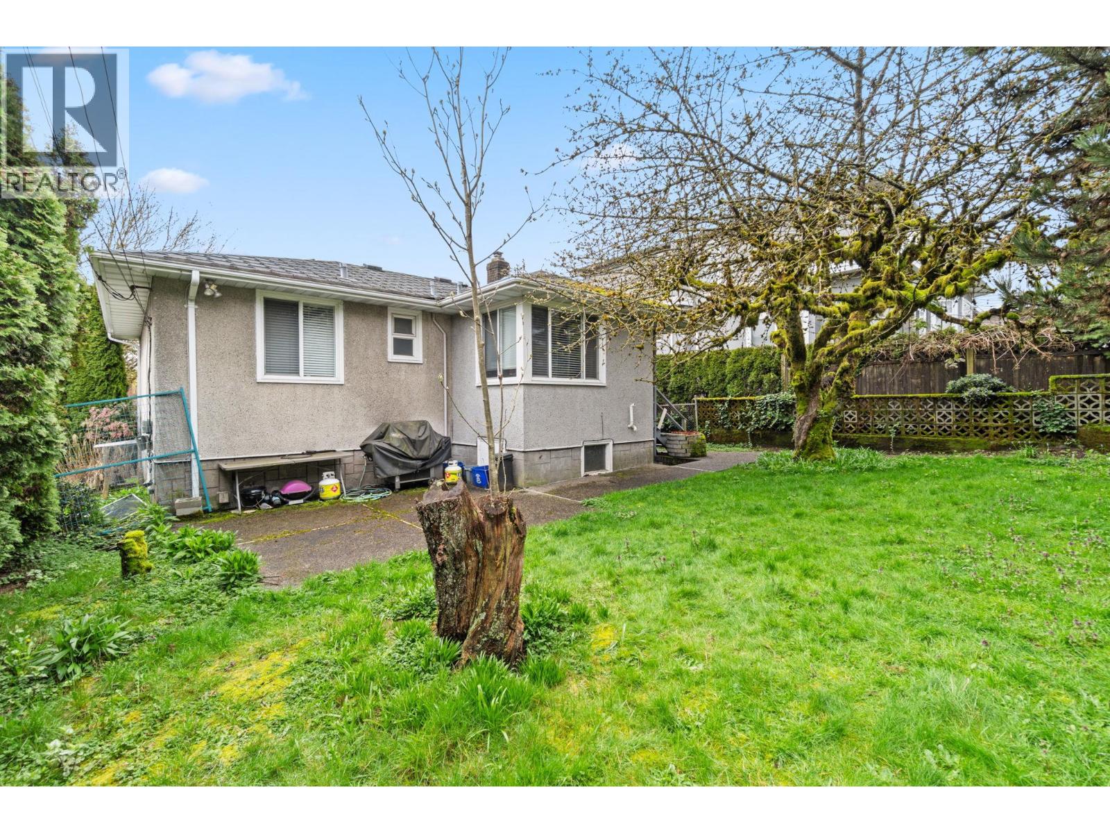 3977 Forest Street, Burnaby, British Columbia  V5G 1W7 - Photo 2 - R3108103