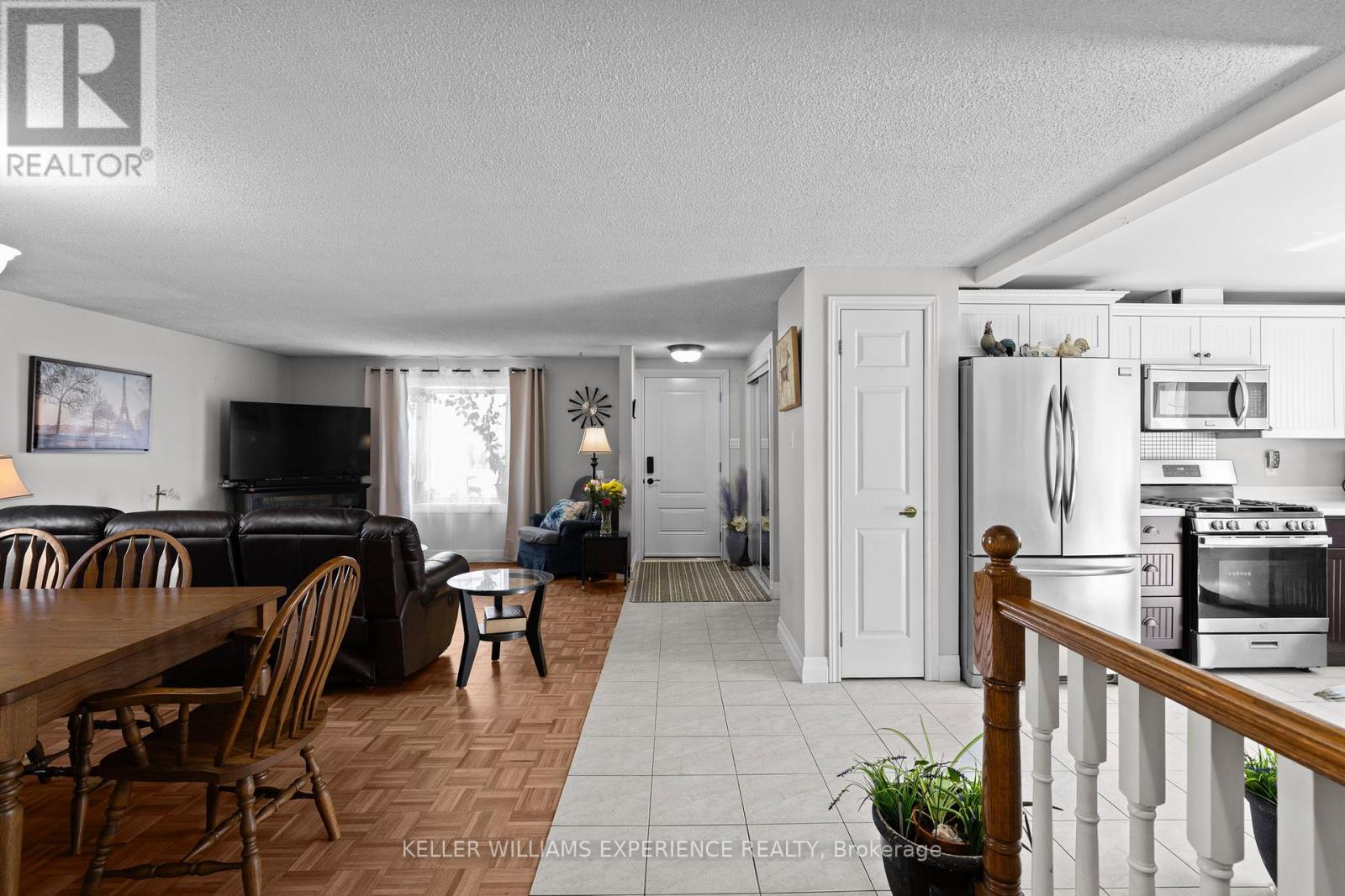 5 Laurie Crescent, Barrie, Ontario  L4M 6C7 - Photo 3 - S12987732