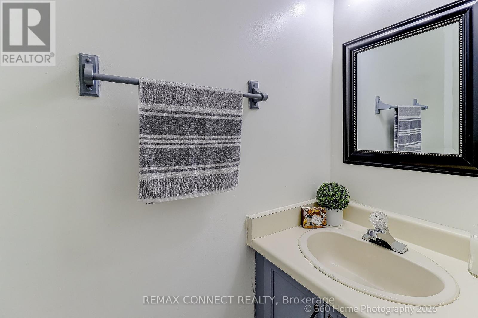 4 Mayflower Street S, Whitby, Ontario  L1N 8B1 - Photo 10 - E12987284