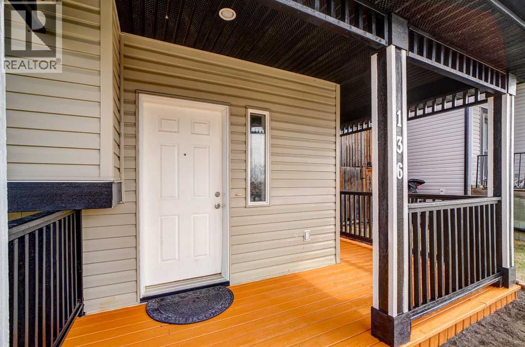 136 Jessie Robinson Close N, Lethbridge, Alberta  T1H 3Y8 - Photo 2 - A2299075