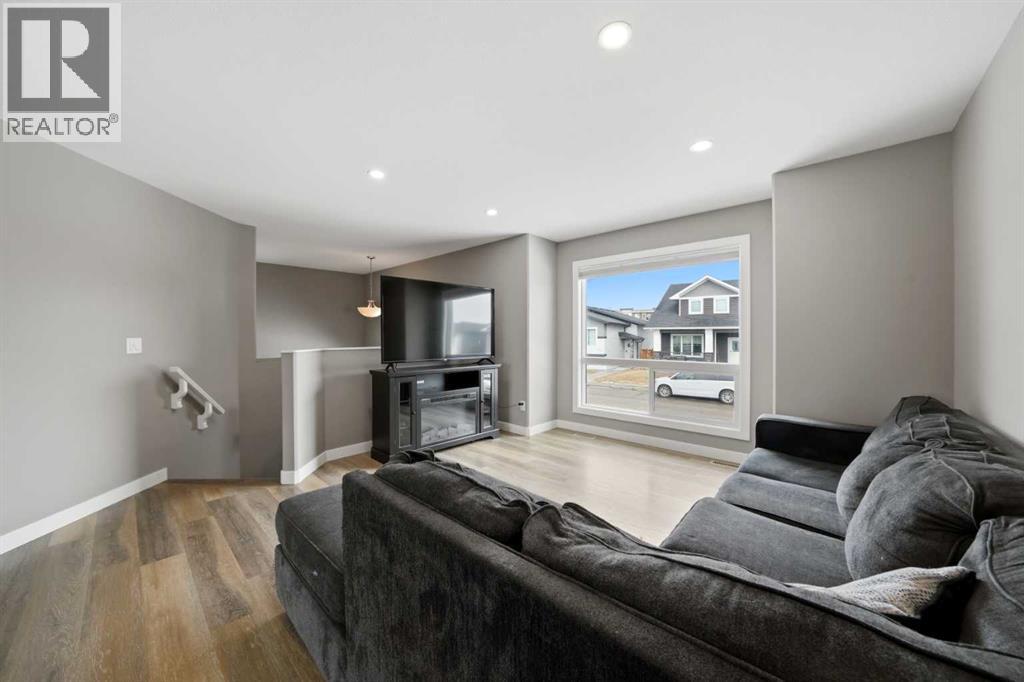 226 Livingston Close, Red Deer, Alberta  T4R 0S8 - Photo 8 - A2300040