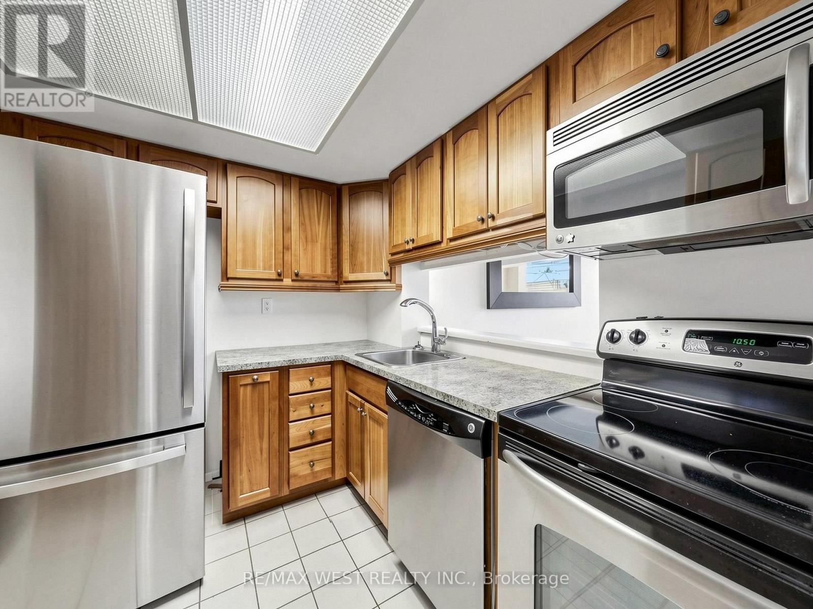 211 - 725 King Street W, Toronto, Ontario  M5V 2W9 - Photo 3 - C12987754