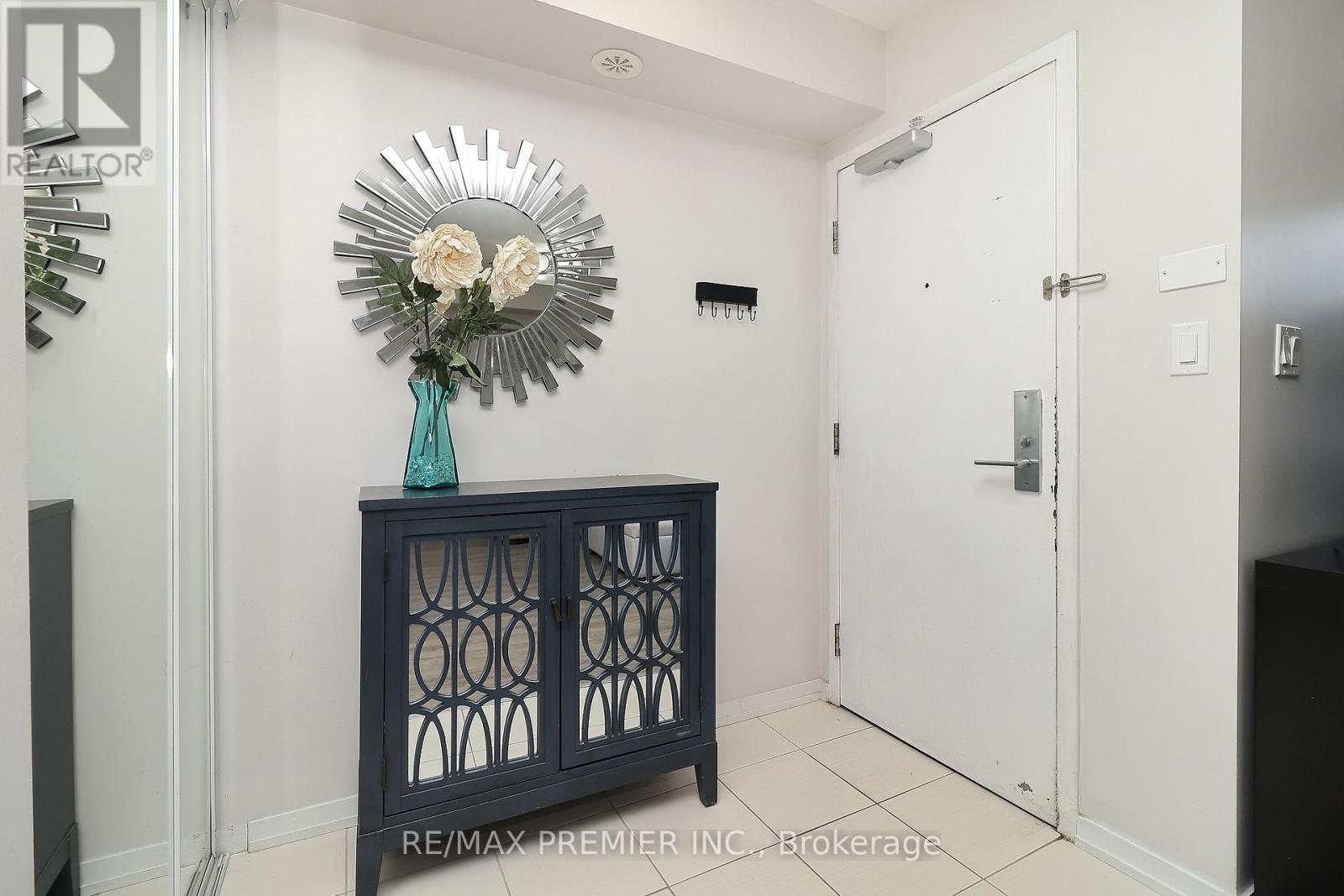 C14 - 26 Bruce Street, Vaughan, Ontario  L4L 0H4 - Photo 3 - N12979330