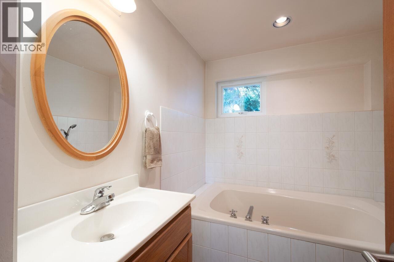 1293 Westside Road, Bowen Island, British Columbia  V0N 1G2 - Photo 9 - R3110137