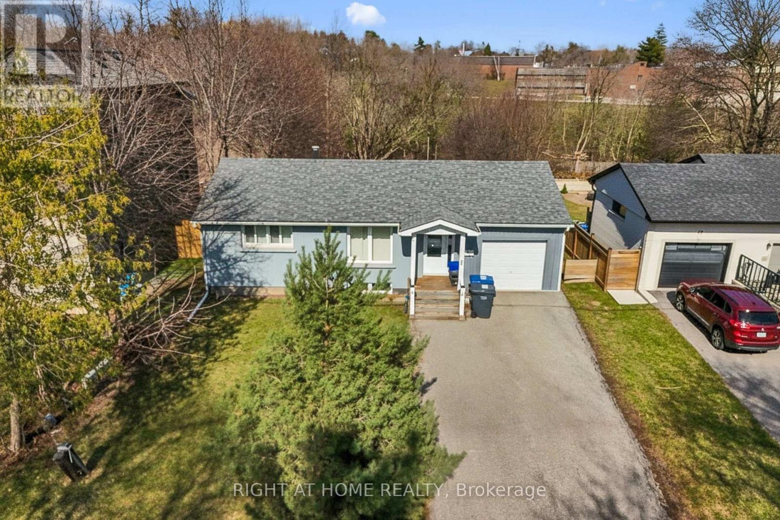 15 Pioneer Drive, Mississauga, Ontario  L5M 1G8 - Photo 2 - W12904774