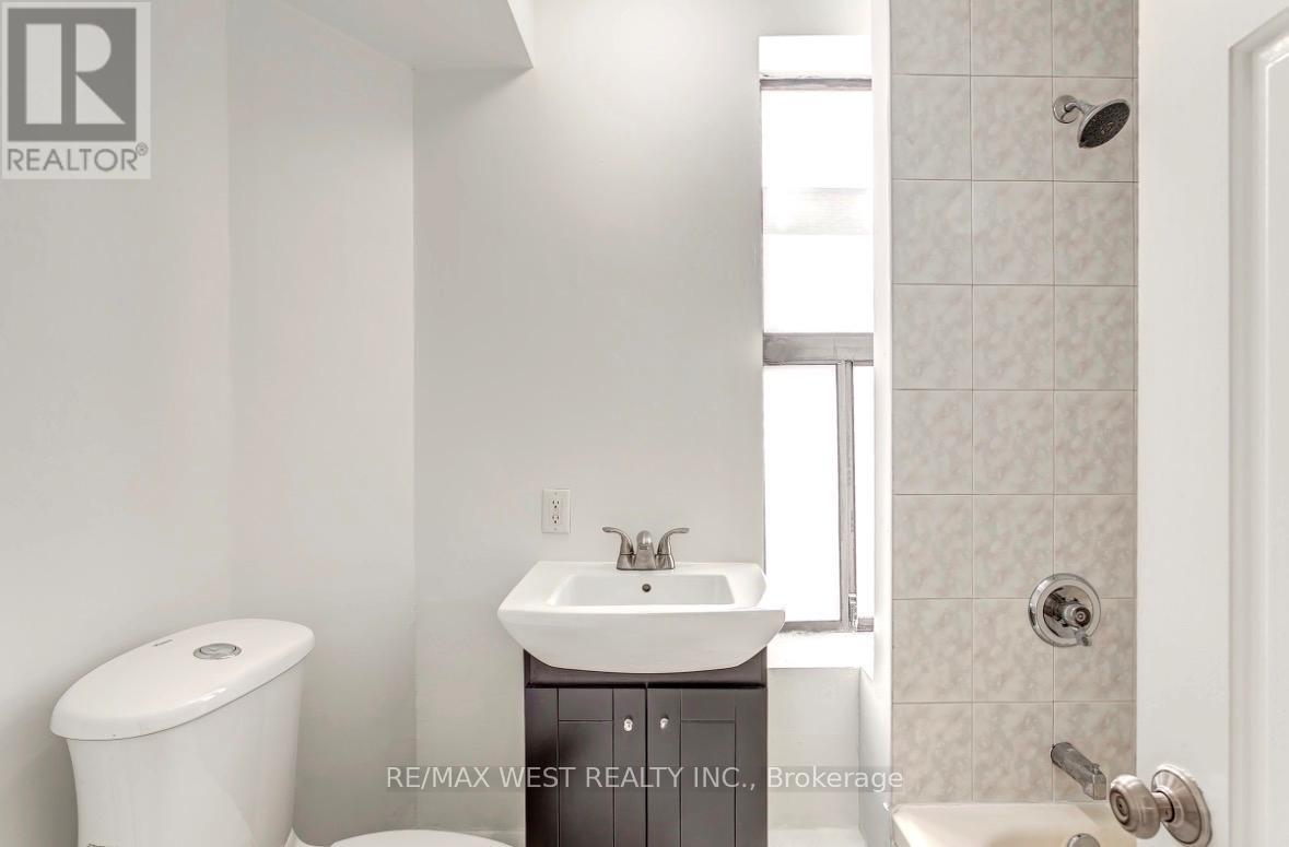 4 - 299 Pacific Avenue, Toronto, Ontario  M6P 2P8 - Photo 14 - W12987828