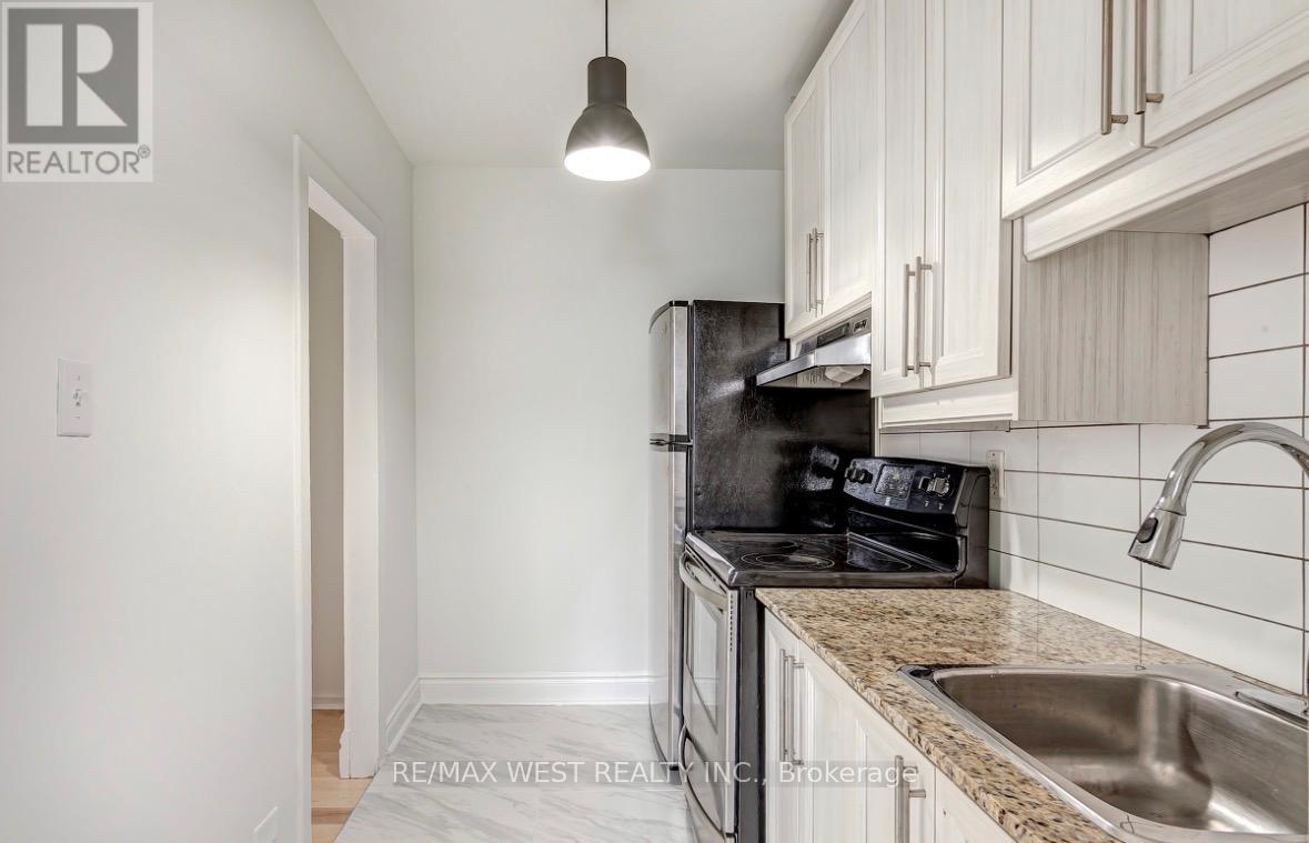 4 - 299 Pacific Avenue, Toronto, Ontario  M6P 2P8 - Photo 5 - W12987828