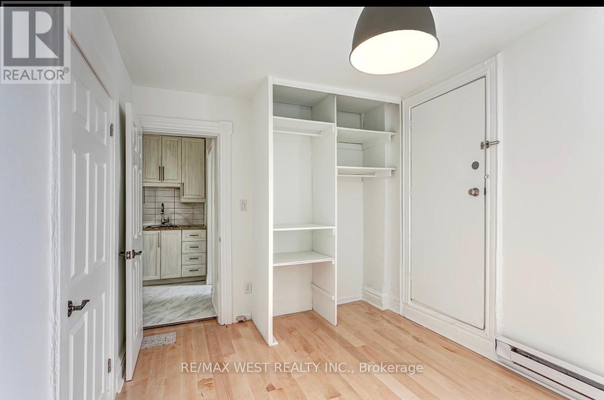 4 - 299 Pacific Avenue, Toronto, Ontario  M6P 2P8 - Photo 6 - W12987828