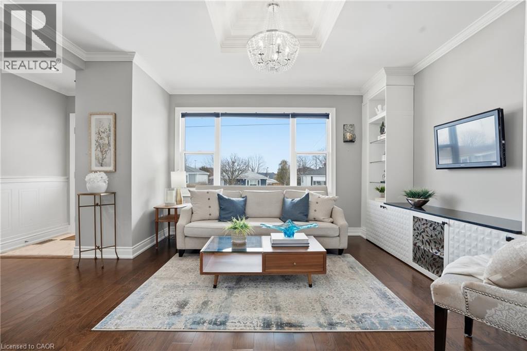 208 East 44th Street, Hamilton, Ontario  L8T 3H6 - Photo 2 - 40819475