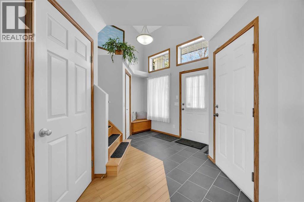 192 Somerglen Common, Calgary, Alberta  T2Y 4E8 - Photo 3 - A2299840