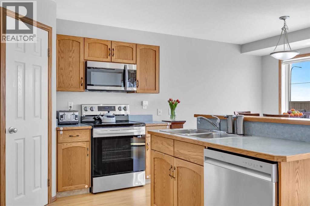 192 Somerglen Common, Calgary, Alberta  T2Y 4E8 - Photo 9 - A2299840