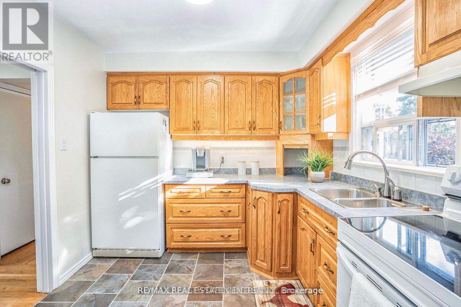 (Upper) - 37 Edgemont Drive, Brampton, Ontario  L6V 1K9 - Photo 4 - W12987862