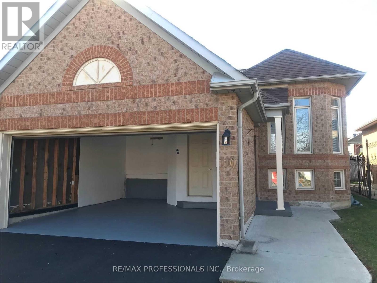 110 Springview Drive, Brampton, Ontario  L6X 4L1 - Photo 2 - W12987876