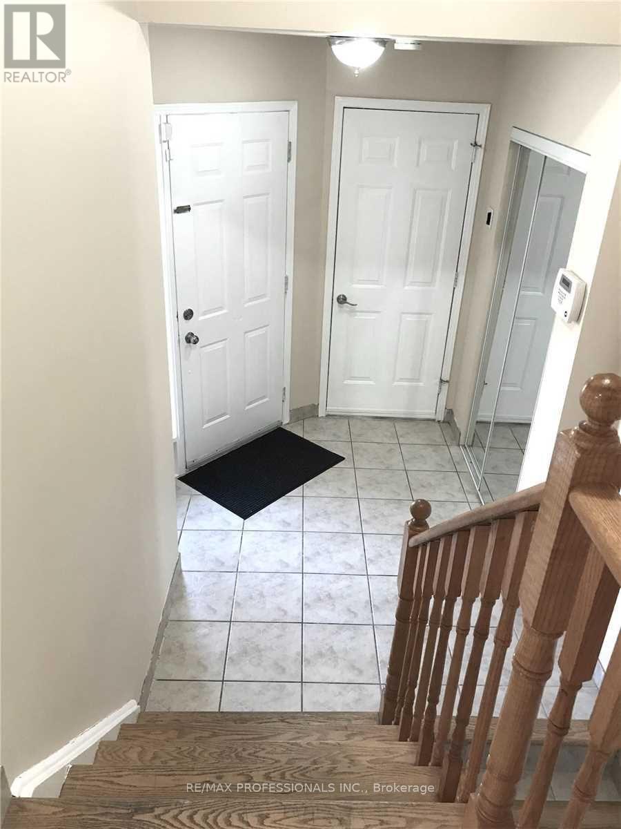 110 Springview Drive, Brampton, Ontario  L6X 4L1 - Photo 3 - W12987876