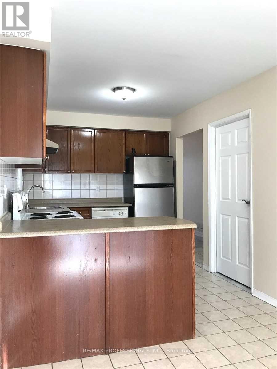 110 Springview Drive, Brampton, Ontario  L6X 4L1 - Photo 5 - W12987876