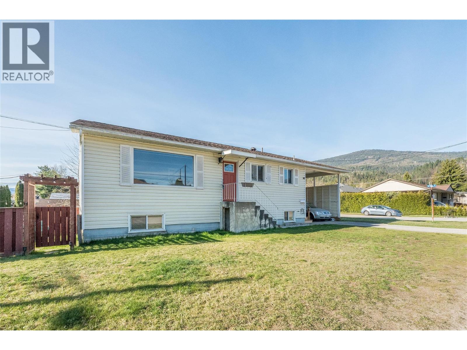 601 6th Avenue, Castlegar, British Columbia